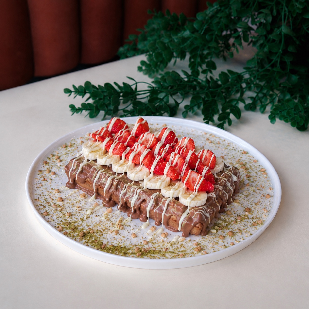 Çilek, muz ve çikolatalı Peak Belgian waffle